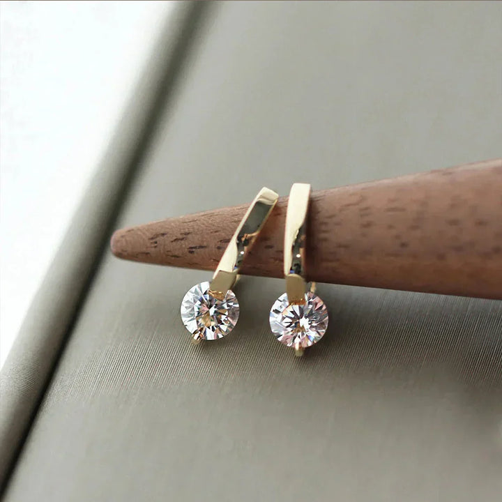 Boucle d'oreille en or avec clou étincelant