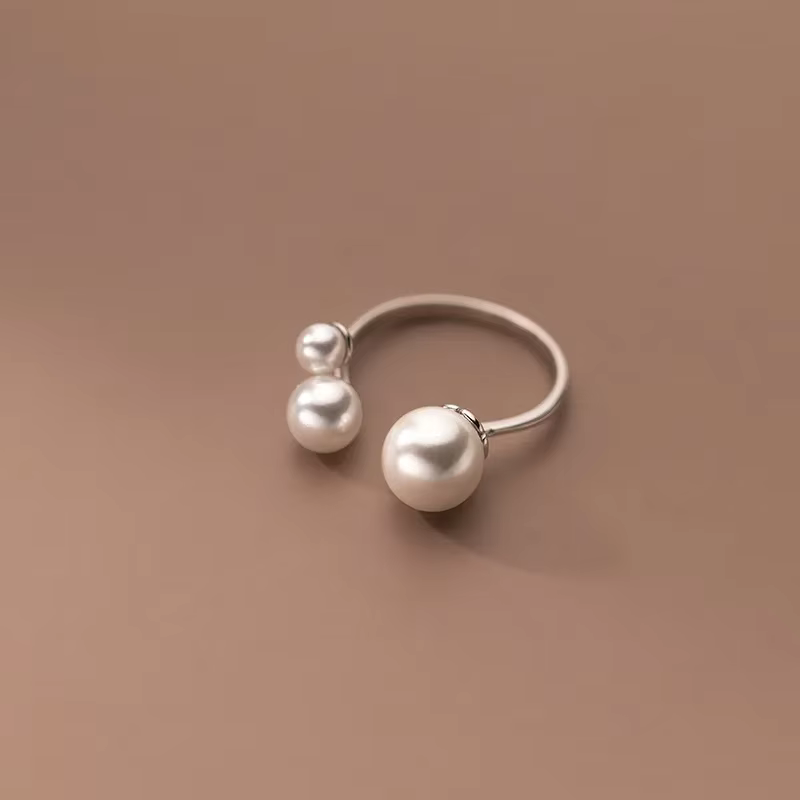 Bague ajustable en perles d'eau douce triples
