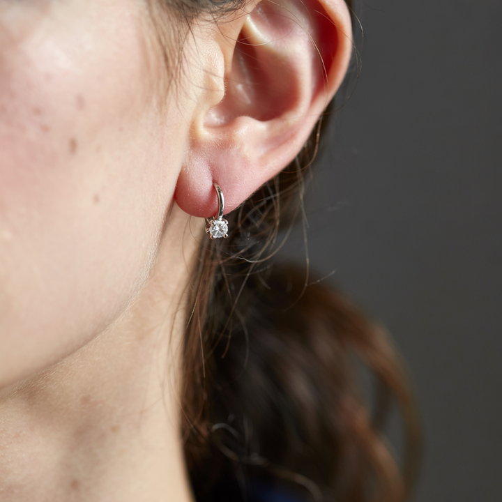 Boucle d'oreille en or avec clou étincelant
