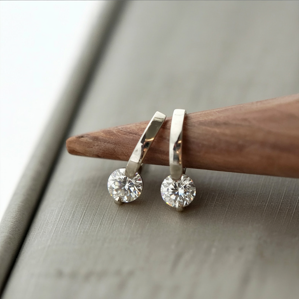 Boucle d'oreille en or avec clou étincelant