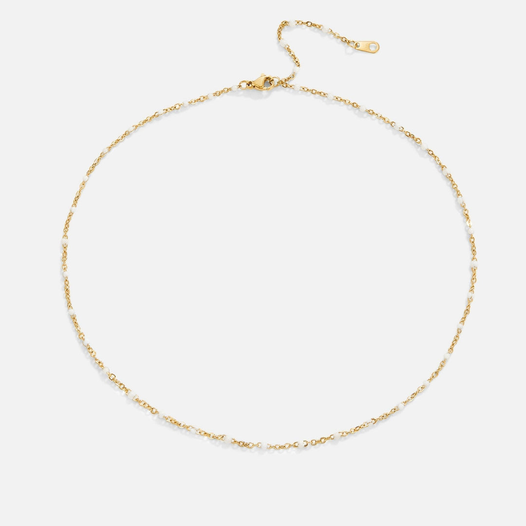 Collier en perles blanches propres